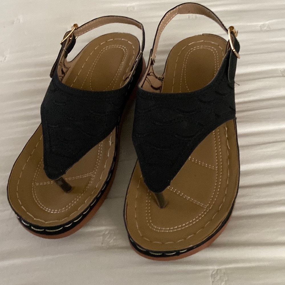 Black sandals. Size 8